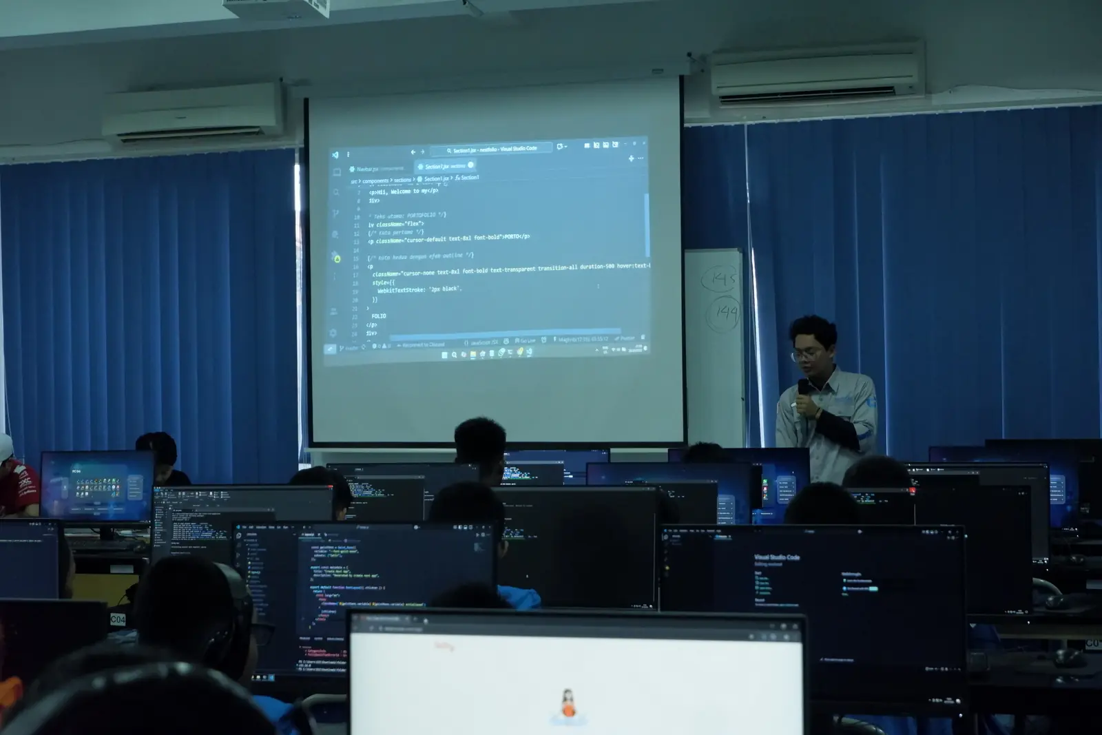 Live coding di depan kelas