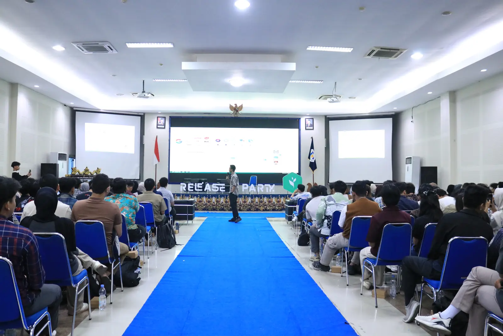 Demo proyek di depan kelas